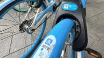 Alipay Logo auf dem Schutzbleck eines Leihrad - Shanghai