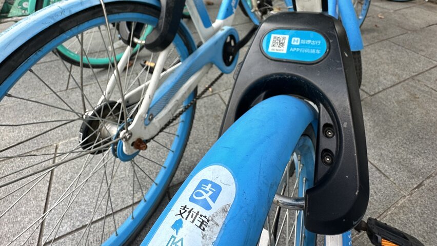 Alipay Logo auf dem Schutzbleck eines Leihrad - Shanghai