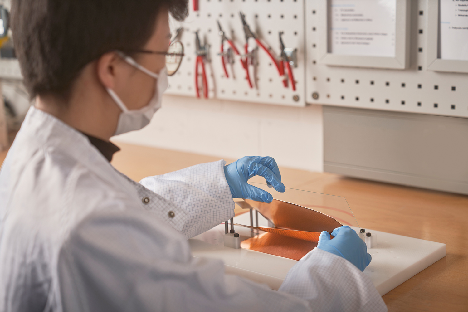 Structure of a dummy cell: Yunying Zeng builds a thermal battery cell replacement model. There are no acute dangers as with the construction of real battery cells, so it is only necessary to ensure a clean and dust-free environment. ©KIT, Amadeus Bramsiepe